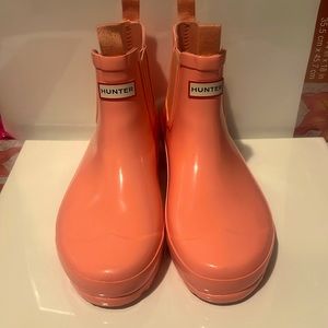 Hunter boots, Girls szUS 4B/5G peach/pink in color